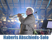 Oktoberfest 2008 - Das gehört schon zur Tradition der Wiesn: Am letzten Abend greift Ochsenbraterei Chef Haberl zur Trompete und spielt für seine Gäste am Ende die Bayernhymne (Foto: Ingrid Grossmann)